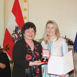 Sissi Potzinger und Familienministerin Susanne Raab