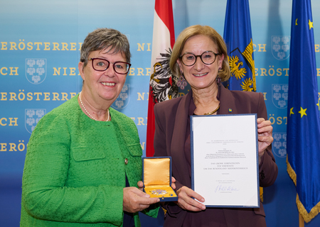 Ehrung Astrid Ebenberger / NLK Pfeiffer Astrid Ebenberger mit LH Johanna Mikl-Leitner